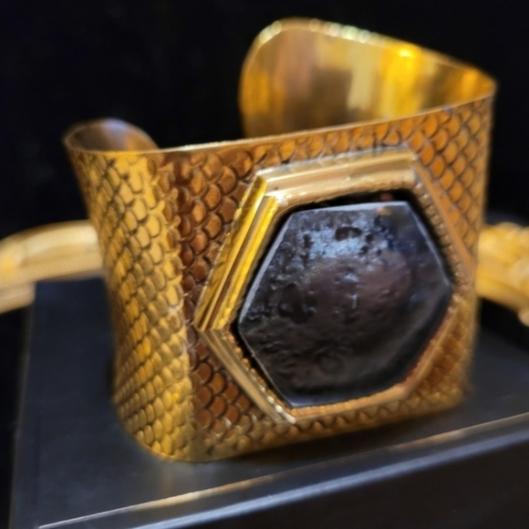 Vintage Black Obsidian Stone Bezel Fish Scale Cuff Gold Bracelet - Picture 9 of 14